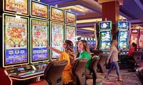 Antarmuka aplikasi mobile raja play menampilkan pasar Liga 1 dan permainan blackjack langsung